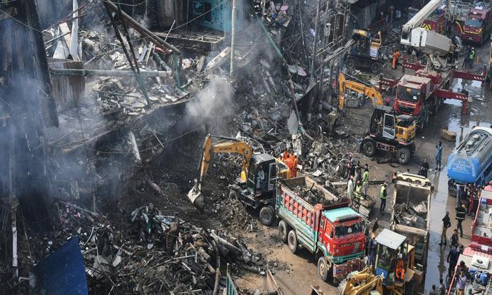 death-toll-climbs-to-15-after-deadly-shopping-plaza-fire-in-karachi